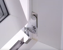 Automatic cleaning catch